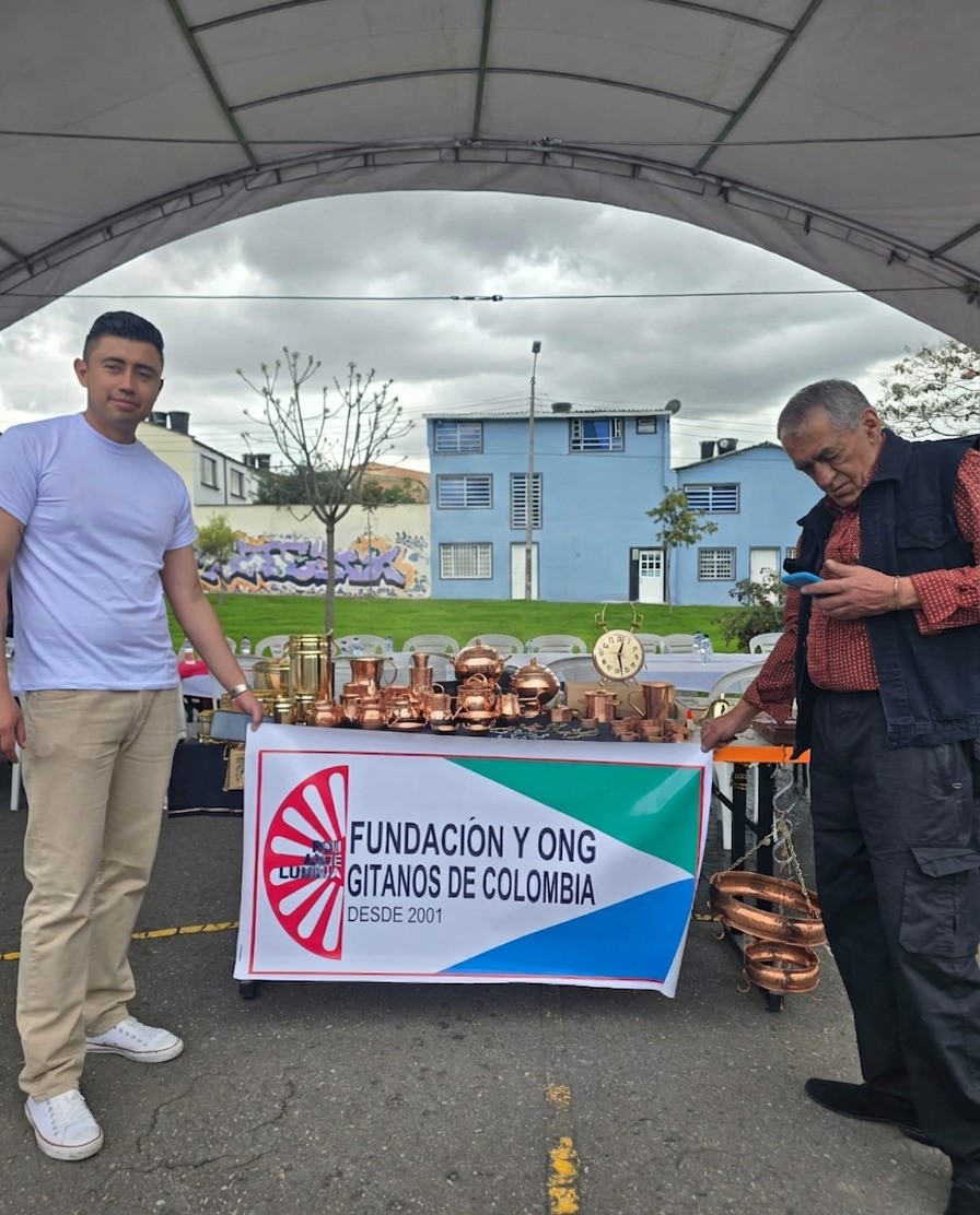 Stand de la Fundación Gitanos de Colombia con artesanía tradicional en cobre