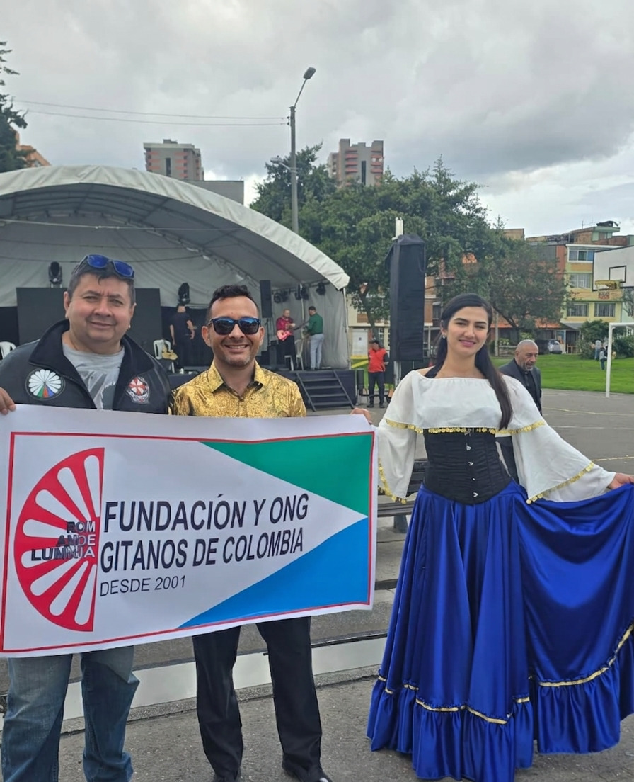 Líderes ROM con la pancarta institucional de la Fundación
